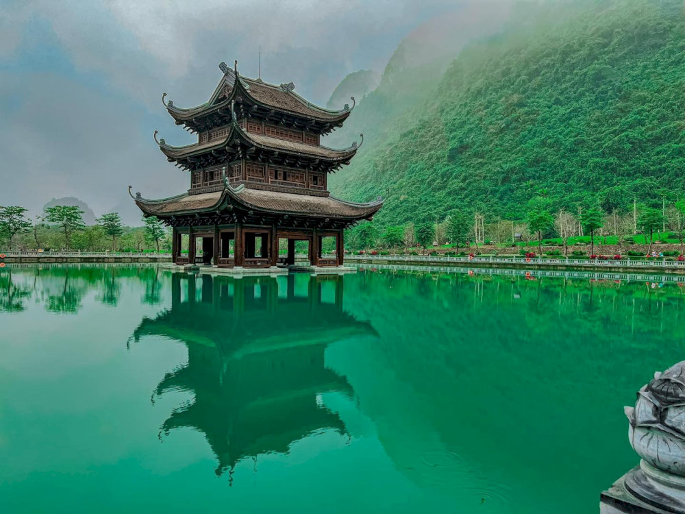 Ngôi chùa cổ linh thiêng giữa hồ